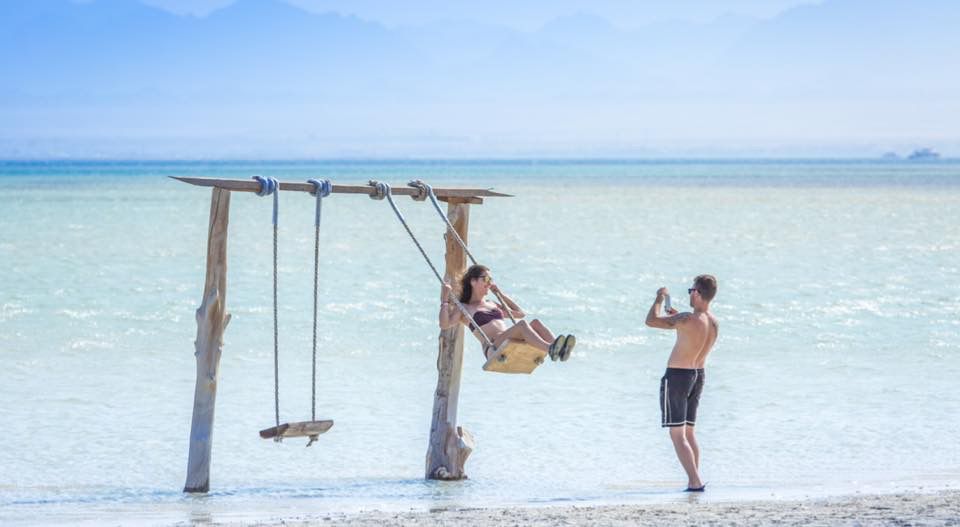 Unser Programm  Abfahrt vom Yachthafen Wir starten unsere Bootsfahrt und genießen eine entspannte Fahrt entlang der wunderschönen Küste von Hurghada.  Orange Bay Anschließend erreichen wir die paradiesische Orange Bay. Entspannen Sie am Strand, schwimmen Sie im kristallklaren Wasser oder genießen Sie einfach die wunderschöne Umgebung.  Mittagessen an Bord Genießen Sie ein köstliches Mittagessen an Bord unseres klassischen Bootes und lassen Sie sich von der einzigartigen Atmosphäre auf dem Roten Meer verwöhnen.  Freizeit & Entspannung Nutzen Sie die freie Zeit zum Schwimmen, Sonnenbaden und Entspannen, bevor wir unsere Rückfahrt antreten.  Rückkehr zum Yachthafen Nach einem erlebnisreichen und entspannten Tag auf dem Roten Meer kehren wir zum Yachthafen zurück.